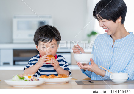 朝食を食べる幼児と母親。 114146424