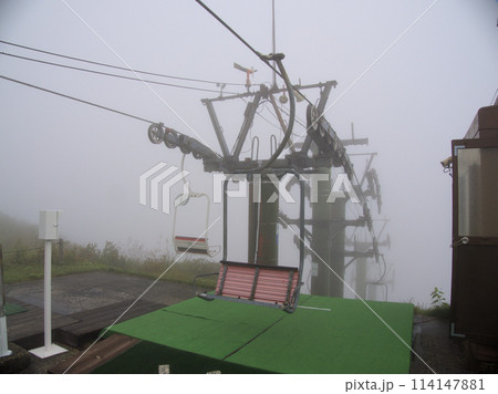 霧に包まれる季節外れの黒菱第3ペアリフトの上の駅 長野県北安曇郡白馬村北城 霧に包まれる季節外れの黒菱第3ペアリフトの上の駅 長野県北安曇郡白馬村北城 114147881