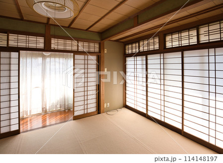 昭和の日本家屋 縁側と欄間のある和室 昭和の日本家屋 縁側と欄間のある和室 114148197