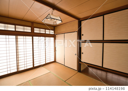 昭和の日本家屋　吊り押し入れのある和室 114148198