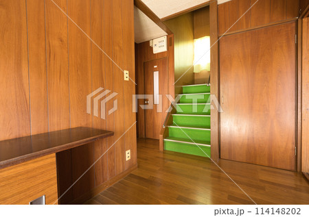 昭和の日本家屋　階段のある玄関　板張りの壁 114148202