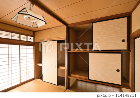 昭和の日本家屋　吊り押し入れのある和室 114148211