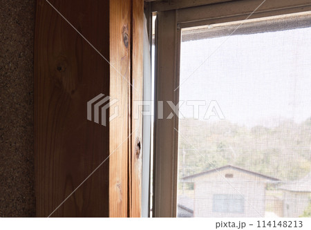 昭和の日本家屋 窓に隙間のある和室 昭和の日本家屋 窓に隙間のある和室 114148213