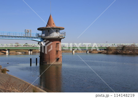 東京都葛飾区の江戸川に建つ金町浄水場取水塔 114148219