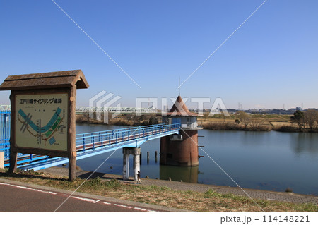 東京都葛飾区の江戸川に建つ金町浄水場取水塔 114148221