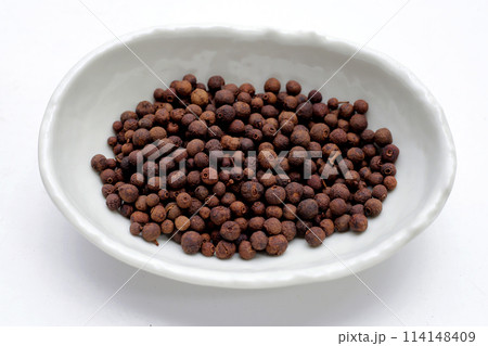 Allspice or Jamaica pepper, myrtle pepper 114148409