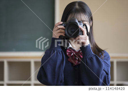 教室でカメラを構える女子高生 114148420