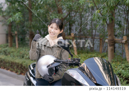 バイクに乗る女性のポートレート バイクに乗る女性のポートレート 114149319