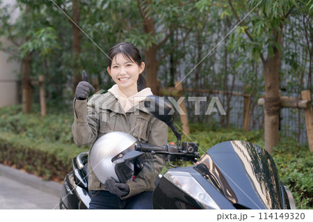 バイクに乗る女性のポートレート バイクに乗る女性のポートレート 114149320