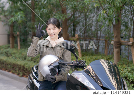 バイクに乗る女性のポートレート 114149321