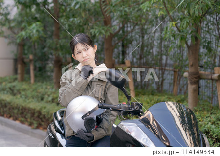 バイクに乗る女性 114149334