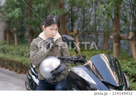 困った表情の女性バイカー 114149432
