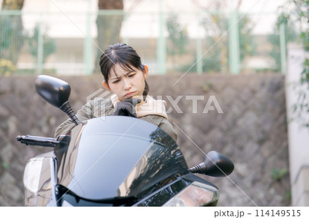 バイクに乗る女性 バイクに乗る女性 114149515