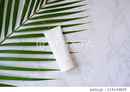 ボタニカルなスキンケアボトル 114149605