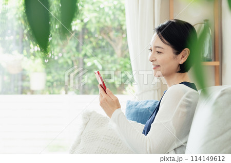 スマホを操作するミドル女性 スマホを操作するミドル女性 114149612
