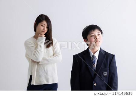 喧嘩する親子　parent and child fighting 114149639