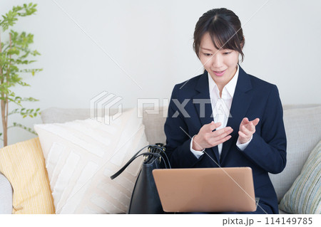 オンライン授業を受ける社会人 オンライン授業を受ける社会人 114149785