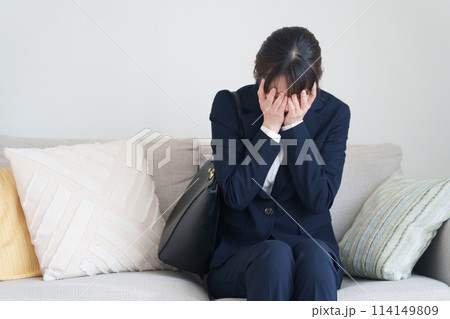 体調不良の女性 体調不良の女性 114149809
