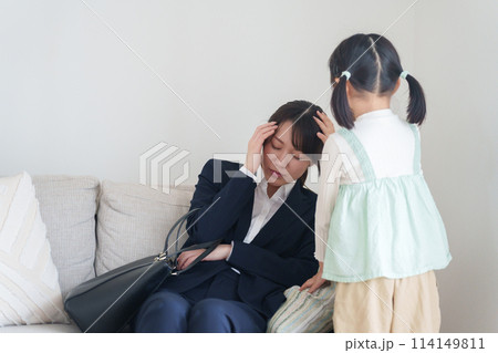 体調不良のママを看病する優しい子供 114149811