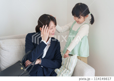 体調不良のママを気遣う優しい子供 体調不良のママを気遣う優しい子供 114149817