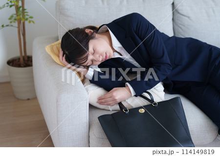 体調不良の女性 体調不良の女性 114149819