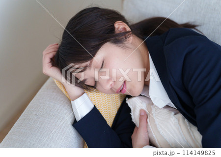 体調不良の女性 体調不良の女性 114149825