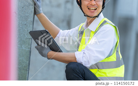 ヘルメットを被って作業をする男性(建設・工事) ヘルメットを被って作業をする男性(建設・工事) 114150172