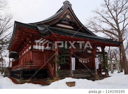雪景色の神社拝殿正面右前方より 雪景色の神社拝殿正面右前方より 114150193