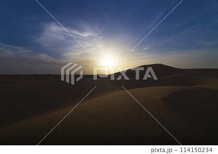 日没前のモロッコ南部ムハミド・エル・ギズランのサハラ砂漠 114150234