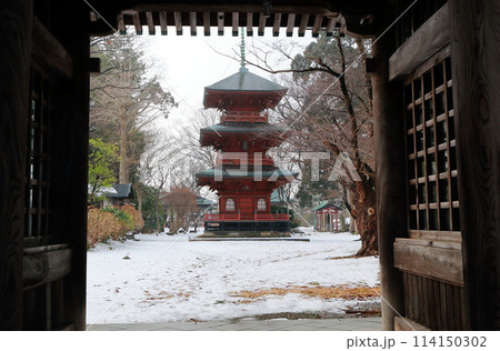 雪の積もった神社三重塔額縁構図 雪の積もった神社三重塔額縁構図 114150302