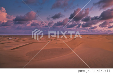 夕方のモロッコ南部ムハミド・エル・ギズランのサハラ砂漠 114150511