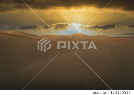 夕方のモロッコ南部ムハミド・エル・ギズランのサハラ砂漠 114150512