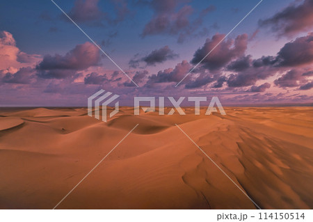 夕方のモロッコ南部ムハミド・エル・ギズランのサハラ砂漠 114150514
