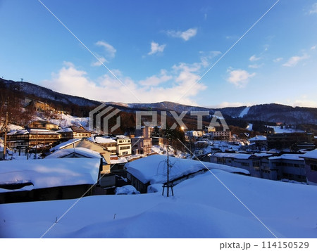 山形蔵王温泉 上の台地区から望むゲレンデの夕景 山形蔵王温泉 上の台地区から望むゲレンデの夕景 114150529