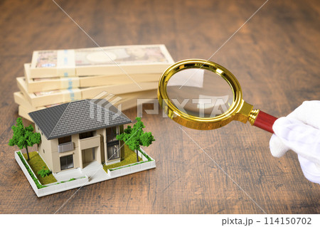 家のミニチュアと札束（+虫メガネ） 114150702