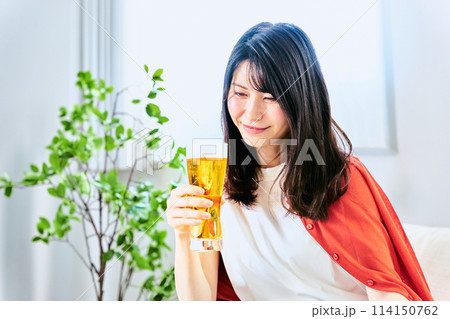 休日の明るい時間からストレス解消の為に1人で昼飲みをしようとビールを見つめ手に持つ30代の女性 休日の明るい時間からストレス解消の為に1人で昼飲みをしようとビールを見つめ手に持つ30代の女性 114150762