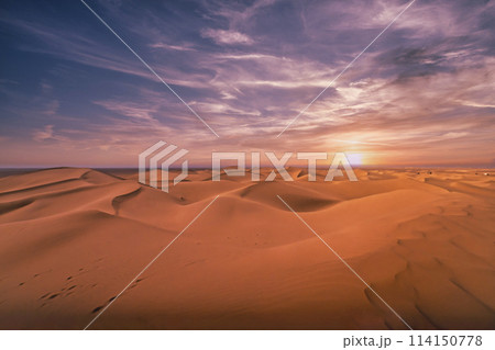 日没前のモロッコ南部ムハミド・エル・ギズランのサハラ砂漠 114150778