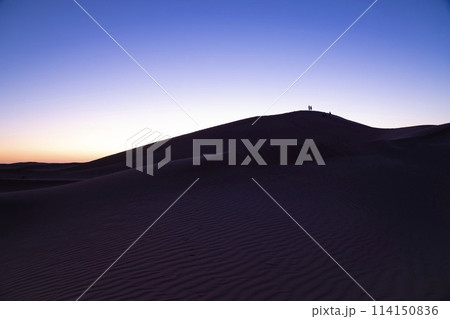 日没前のモロッコ南部ムハミド・エル・ギズランのサハラ砂漠 114150836