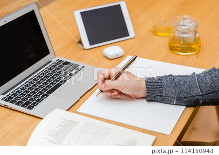 ノートパソコンとタブレットPCを使って勉強をする男性の手元 114150948