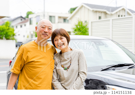 マイカーに立つ笑顔の50代から60代の仲良しのシニアの老夫婦の2人 マイカーに立つ笑顔の50代から60代の仲良しのシニアの老夫婦の2人 114151138