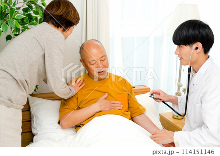 緩和ケアの治療を受けるが痛みを訴える50代から60代のシニアの患者の男性と励ます妻の女性 114151146