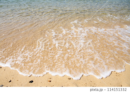 来島海峡馬島の波が打ち寄せるきれいな浜辺 来島海峡馬島の波が打ち寄せるきれいな浜辺 114151332