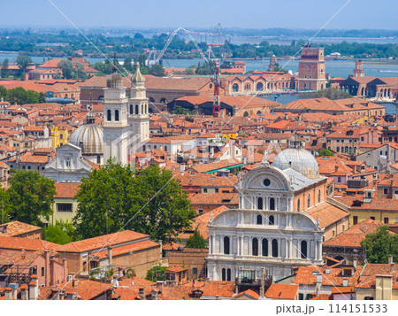 高台から見渡す赤い瓦屋根の町並み (イタリア、ヴェネツィア