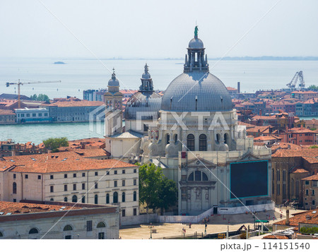 補修工事中の古い教会 (イタリア、ヴェネツィア、サンタ・マリア・デッラ・サルーテ聖堂) 補修工事中の古い教会 (イタリア、ヴェネツィア、サンタ・マリア・デッラ・サルーテ聖堂) 114151540