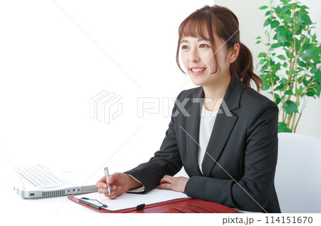 仕事の打ち合わせをする若い女性 114151670
