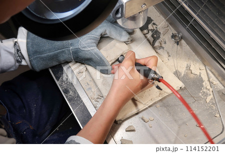 福井県勝山市の恐竜化石クリーニング体験施設 114152201