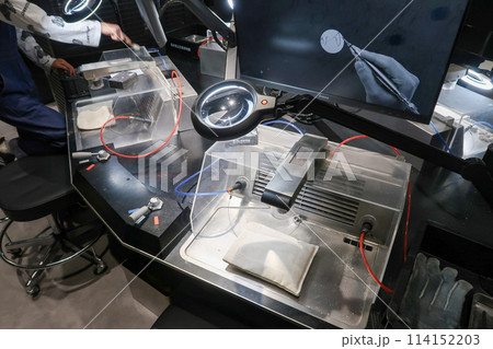 福井県勝山市の恐竜化石クリーニング体験施設 114152203