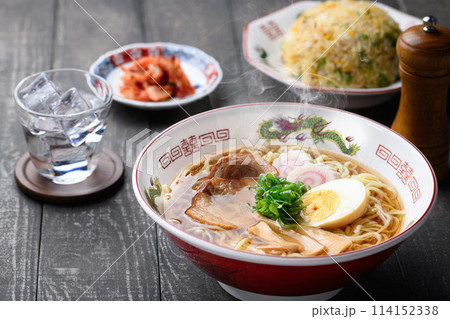 醤油ラーメンと炒飯とキムチ 醤油ラーメンと炒飯とキムチ 114152338