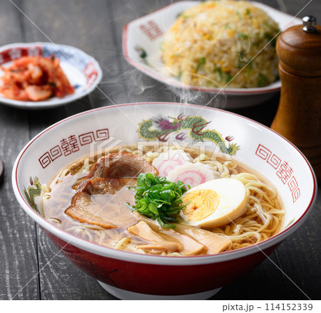 醤油ラーメンと炒飯とキムチ 114152339