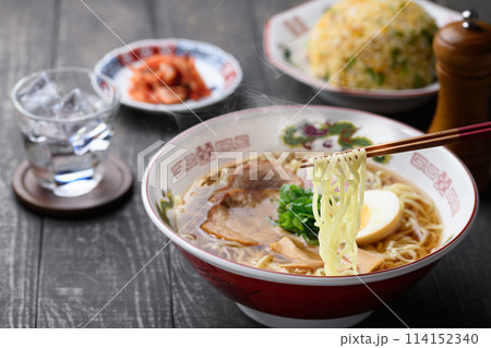 醤油ラーメンと炒飯とキムチ 114152340